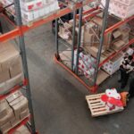 Een moderne verpakkingsmachine die duurzame verpakkingen produceert in een efficiënte workflow.